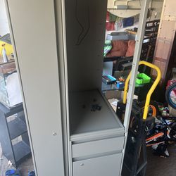 Filing Cabinet / Locking Shelf