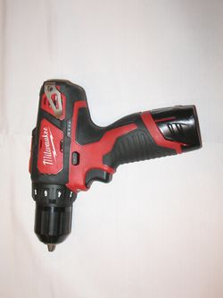 MILWAUKEE DRILL LIKE NEW 3/8 WITH BATTERY, NO CHARGER