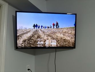 40” LED 1080p TV and Wall Mount