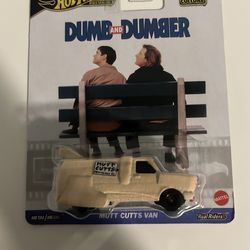 Hot Wheels Premium Pop Culture Dumb and Dumber Mutt Cutts Van, Die-Cast Metal Collection, Real Riders JBL80