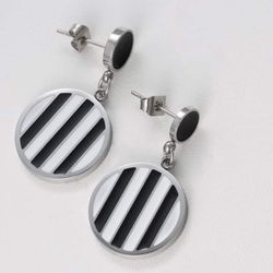 Beautiful Earrings New In Bag 🌸European Brand 🌸Doesn’t Tarnish Easily 2 Color Available 