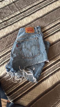 Cut off Levi shorts
