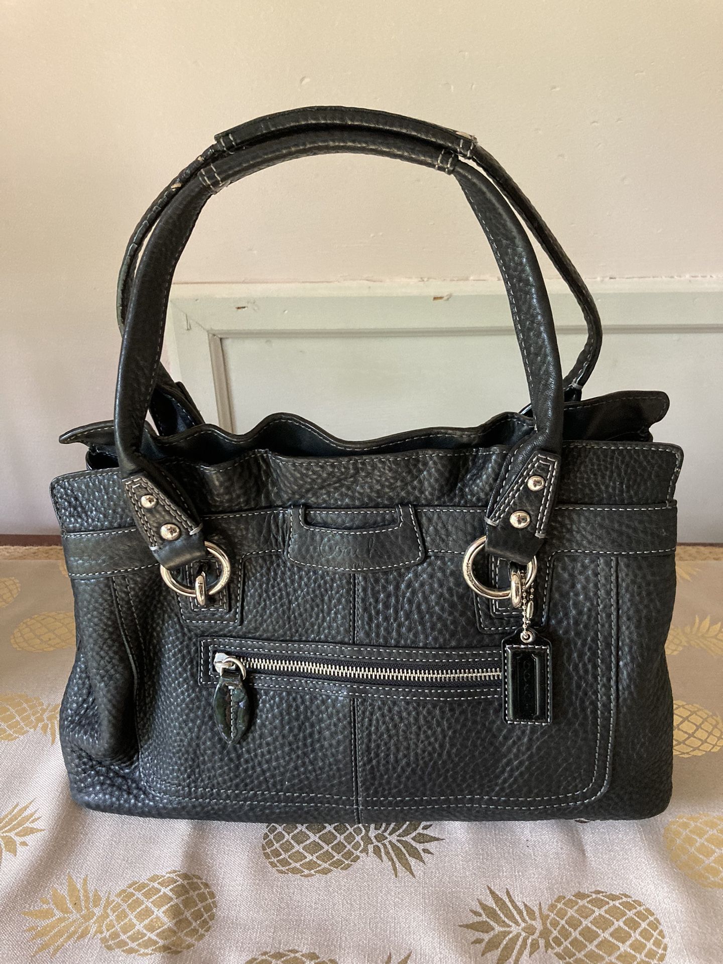 Sleek Pebbled Leather Tote – Clean, Roomy & Ready to Go