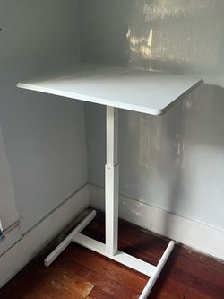 Standing desk with adjustable height / Escritorio de pie con altura regulable