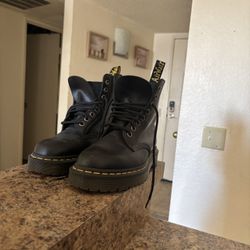 Dr. Martens Jadon III platform boots in black Pisa leather