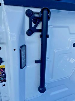 Tailgate step handle
