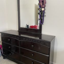 Dresser With Mirror