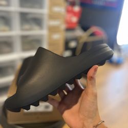 Size 11 - Yeezy slide “Onyx”