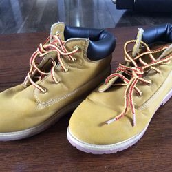 Like new faded glory tan hiking lace up boots
