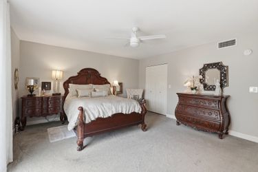 Queen Bed 2 Dressers Mattress and Linnens