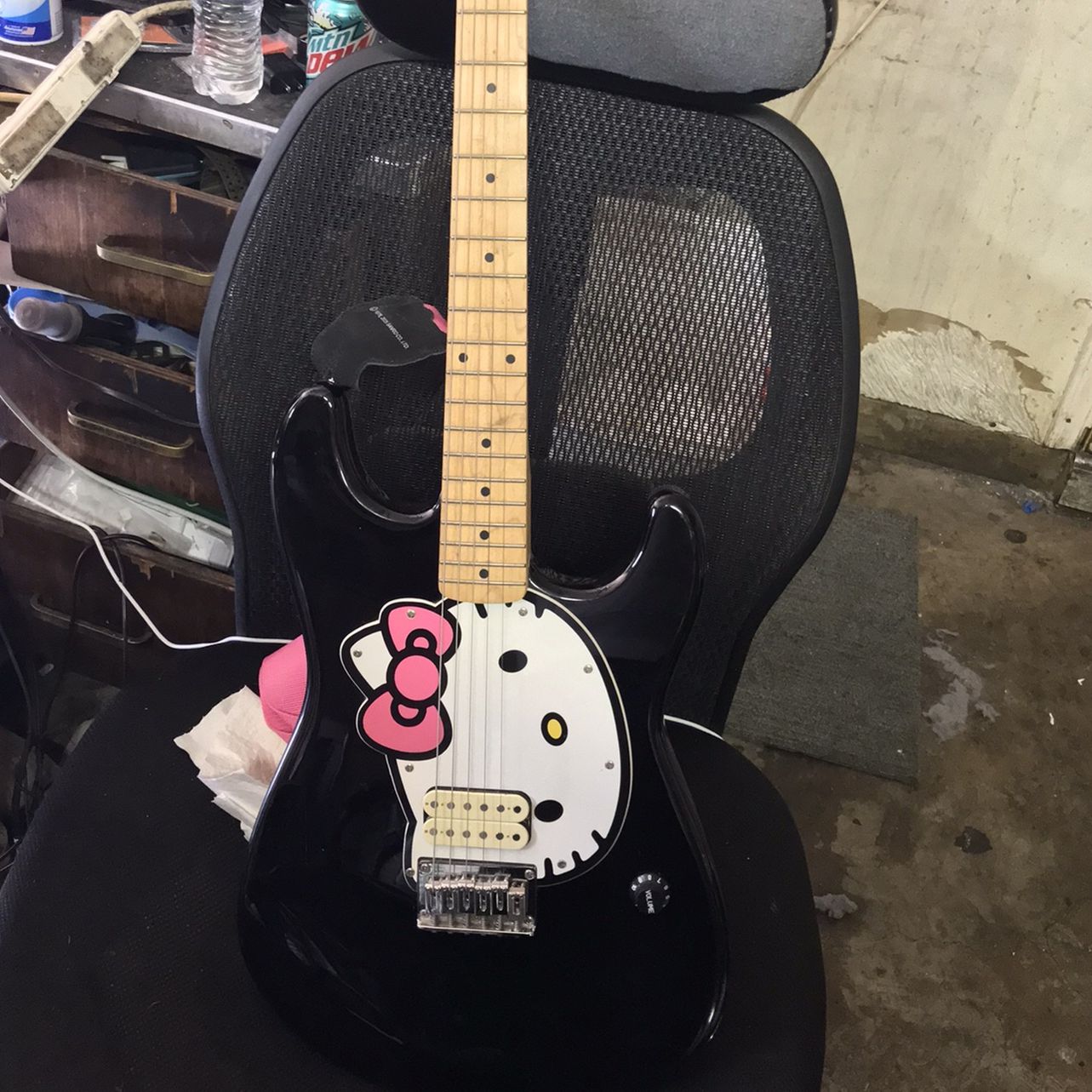 Squire STRAT by Fender Hello Kitty