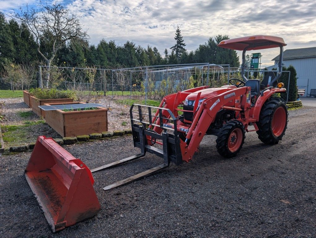 2018 Kubota L2501 Tractor With Bucket &  Forks