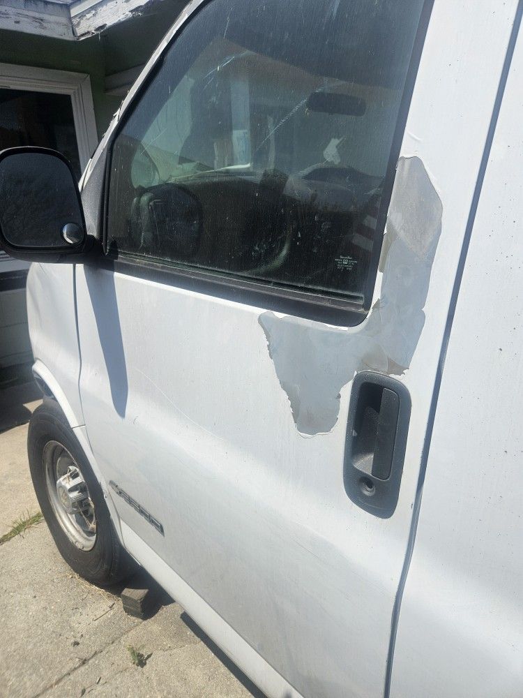 Chevy Van parting out.
3500 Express.