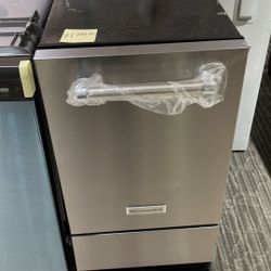 💥💥BlowOut Sale💥 50 lb. Built-in Ice Maker in PrintShield Stainless Steel