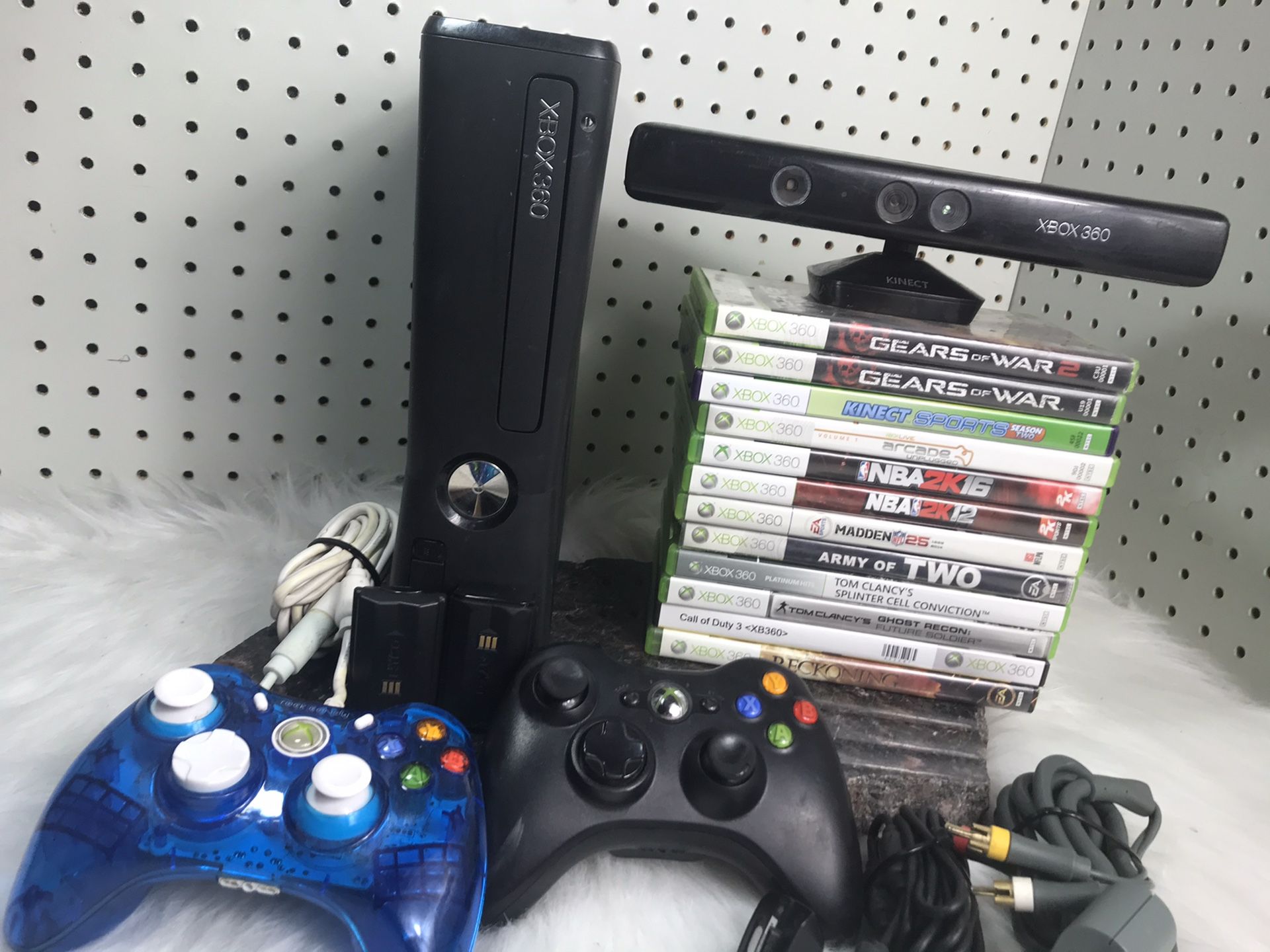 Xbox 360 Bundle w Kinect & Games