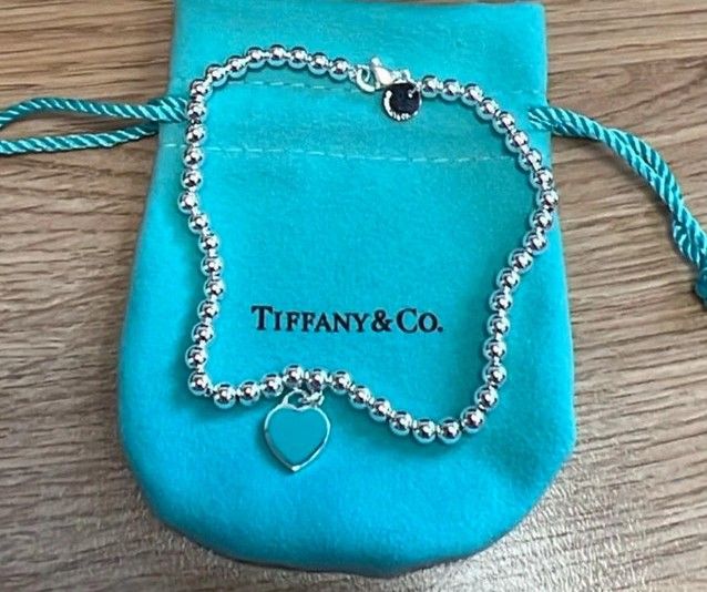 Return to Tiffany Mini Heart Tag 4mm Bead Bracelet in blue. Silver 925. 20cm
Stunning bracelet Only worn once Now a unwanted gift Stunning conditio