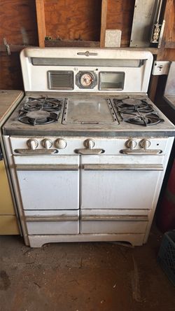 Vintage O’KEEFE & MERRITT gas range and stove (circa 1940s–1950s)
