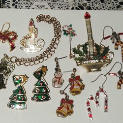X14 VINTAGE CHRISTMAS TREE XMAS JEWELRY LOT PIN BROOCH EARRINGS BRACELET CANDY CANE BOW BELL ANGEL SNOWMAN