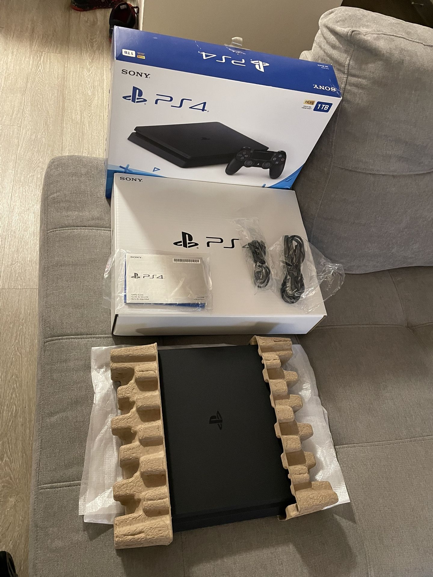 PS4 1TB Slim with 2 dualshock controller and accessories