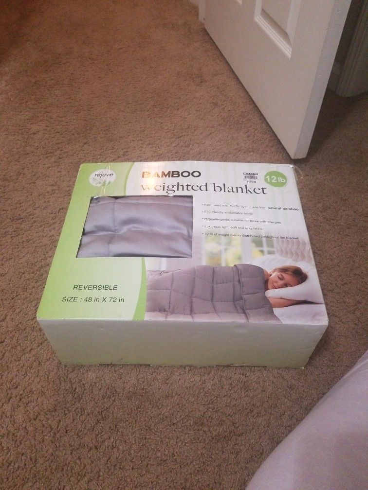 Weighted Blanket, New,box turn but never used.