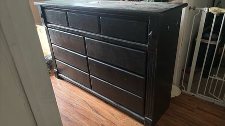 Black Wood 8-Drawer Dresser