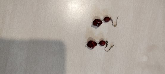 Dangle reddish earrings