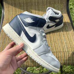 Air Jordan 1 Mid Wolf Grey midnight navy
