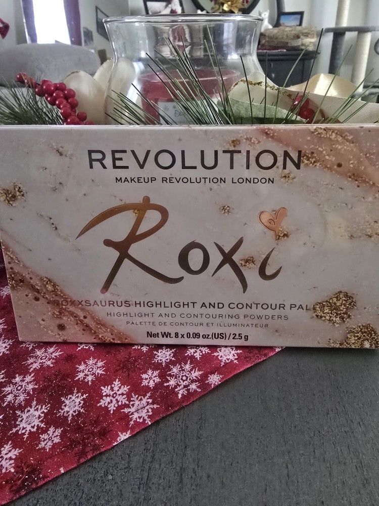 REVOLUTION
Roxi
 HIGHLIGHT AND CONTOUR 
