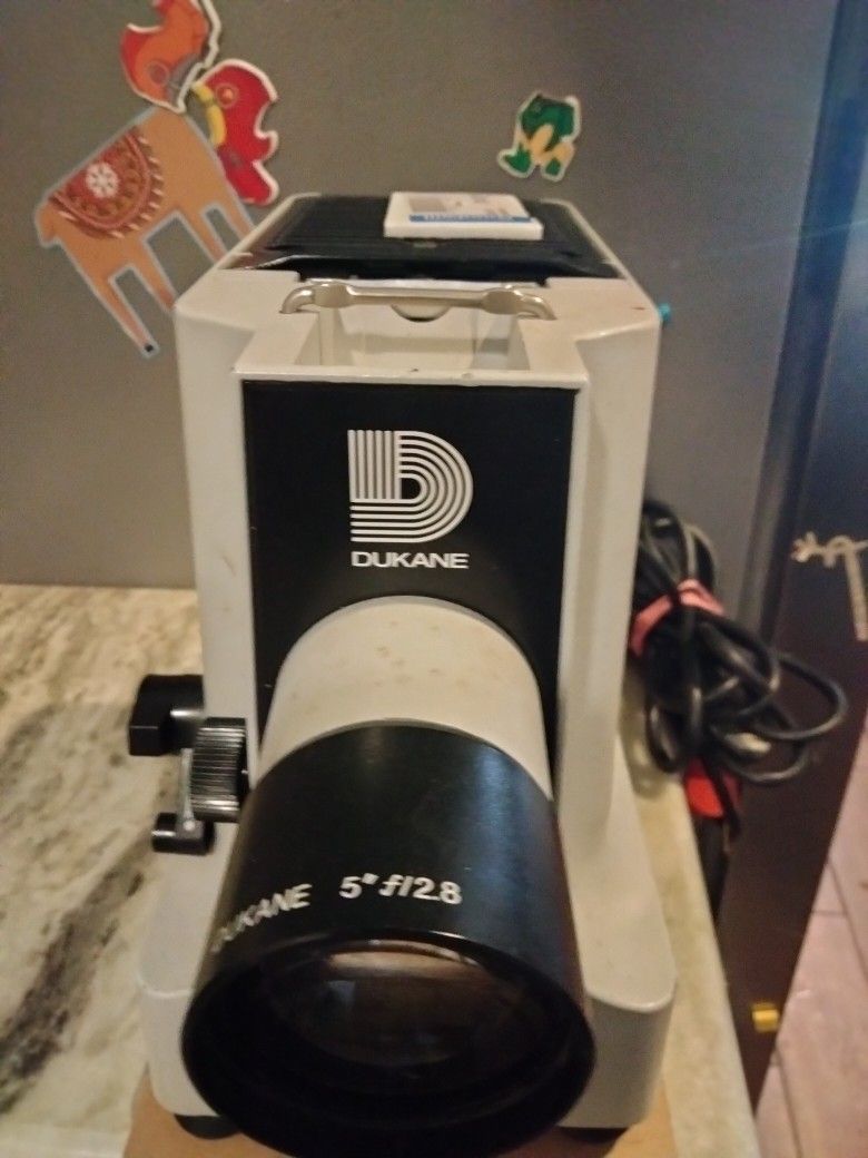 VINTAGE DUKANE 500 SILENT FILM STRIP SLIDE PROJECTOR MODEL 28A55