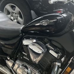 2006 Suzuki Intruder 800-2200 miles like new
