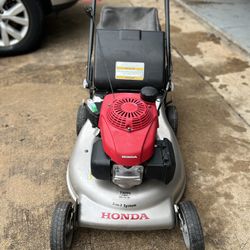 Honda Lawnmower push mower, 3 in 1 System. Twin blade advantage, . Auto Choke. 