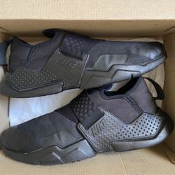 Black NIKE Huarache Youth  ( $5)