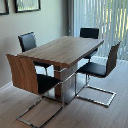 Dinette set, comes with extender for the table and two barstools