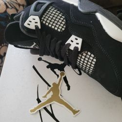 Jordan 4 White Thunder size 10 & 11