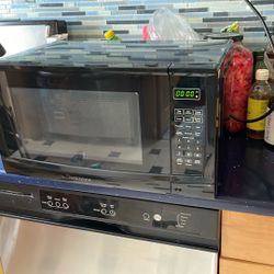In Signs Microwave Oven Like New Used Few Times 
