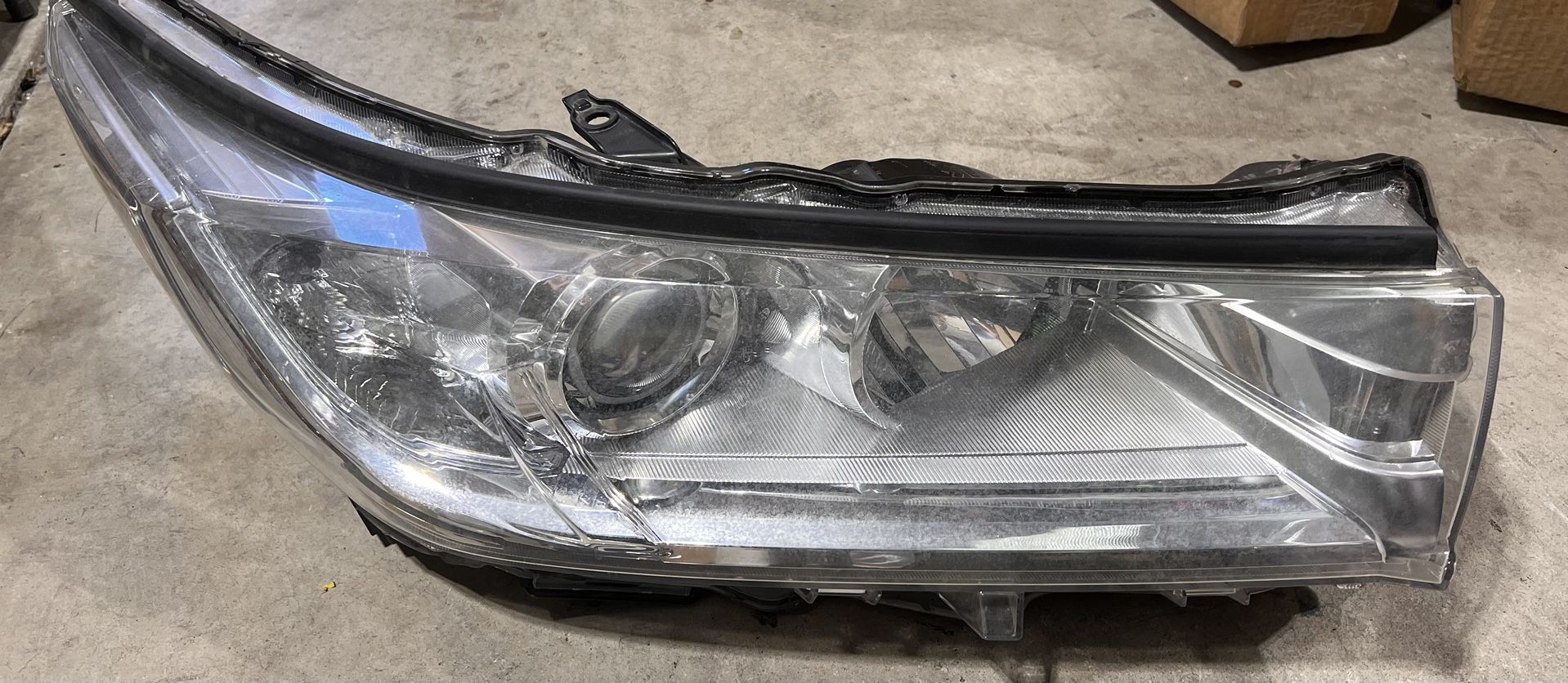 2017 2018 2019 Toyota Highlander Headlight Right RH Passenger Halogen  OEM