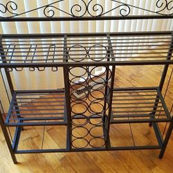 Wine rack w/wicker baskets