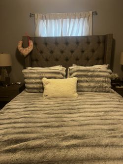 Newish 4 Piece Bedroom Set W/2 Matching Nightstands