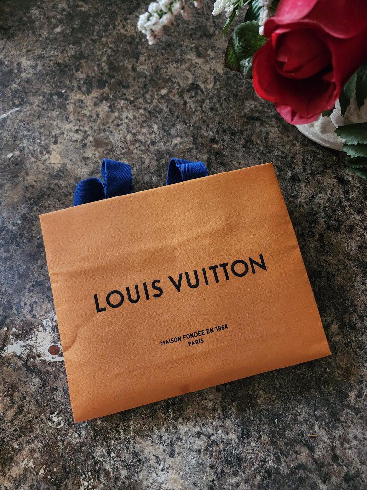 Louis Vuitton MyLockme Chain Bag Authenticity Guaranteed for Sale in  Peoria, AZ - OfferUp