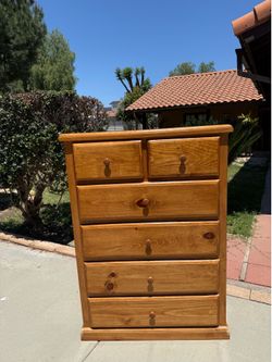 Beautiful & Clean!! Solid Wood 6-Specious Drawers  Tallboy Dresser (Read Description)