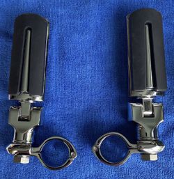 Triumph adjustable highway pegs With mounts A9750455 W/ Pad A9750523 Set