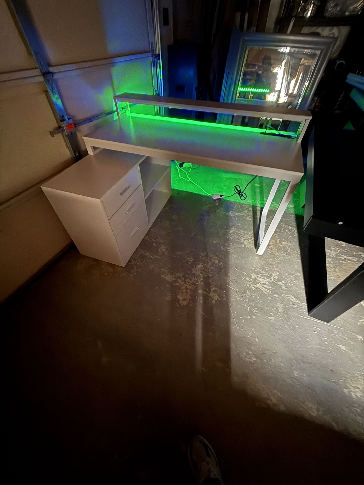 White L Shaped Desk With LED