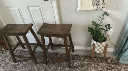 2 bar stools