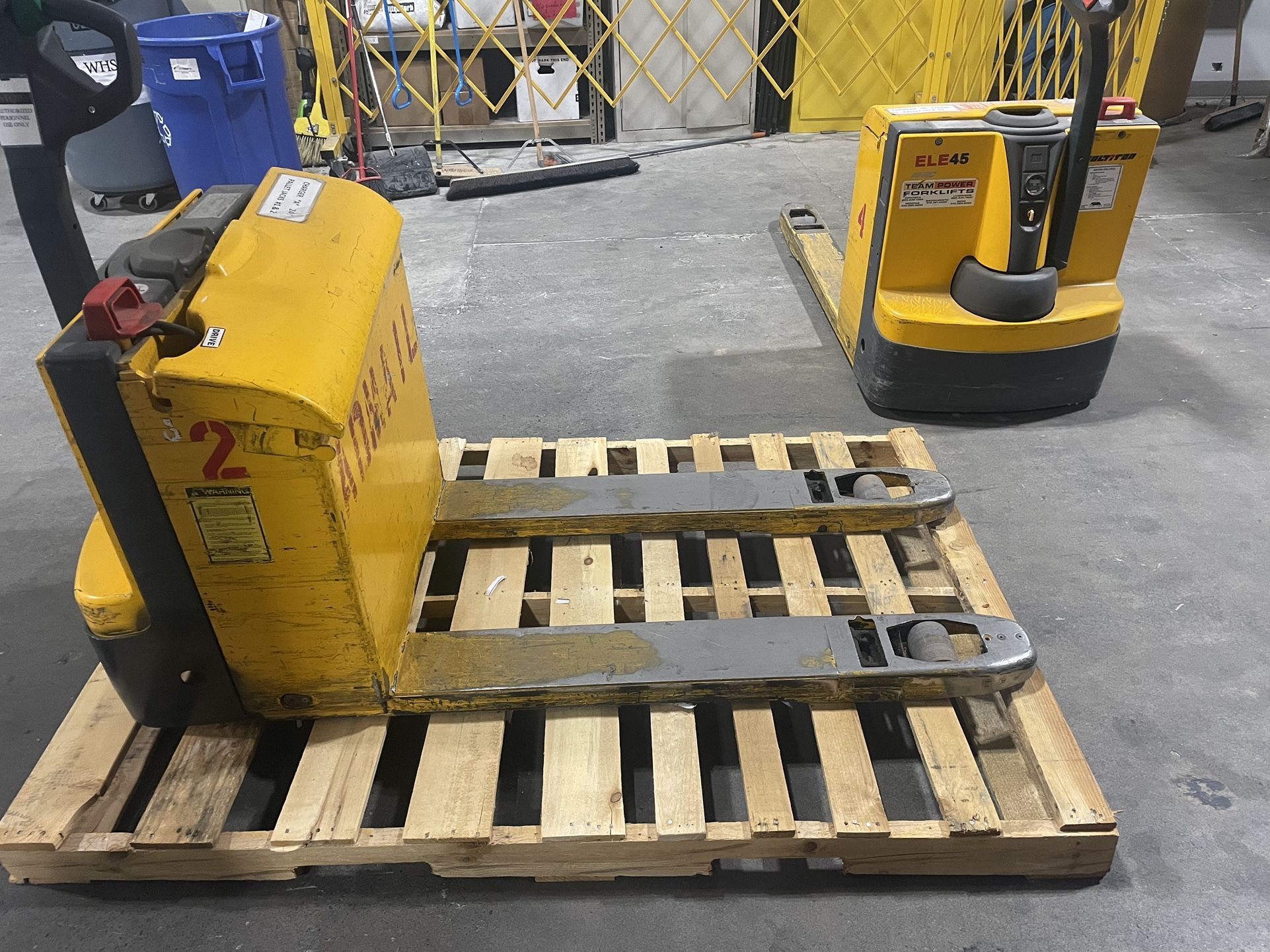 Electric Pallet Jacks & Forklift Battery Charger