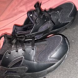 Black Huaraches Size 3