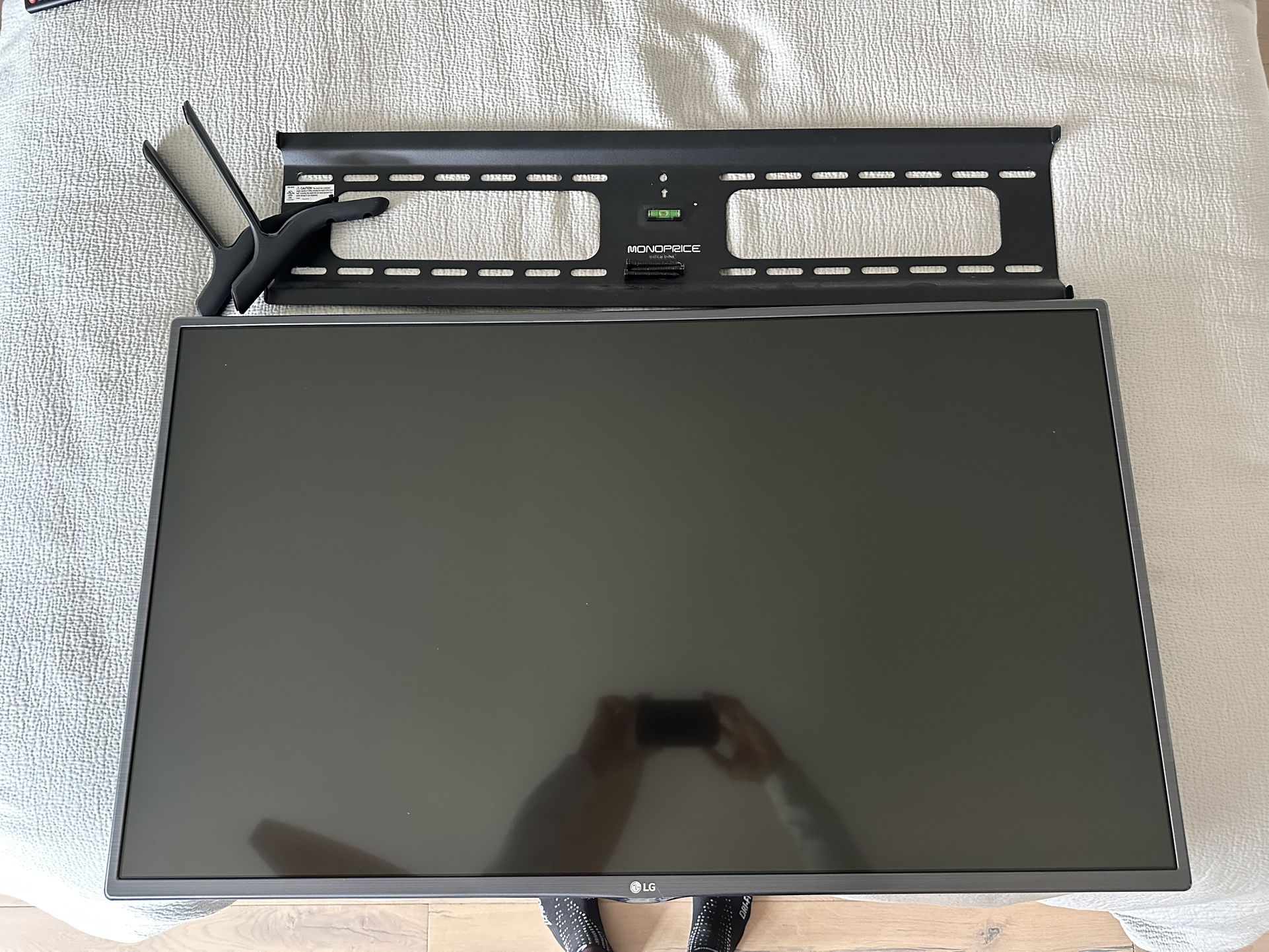 42 Inch TV - LG LF5600 With Monoprice Tv Mount