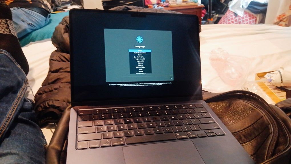 Apple Macbook M2 2022 (MDM LOCKED)