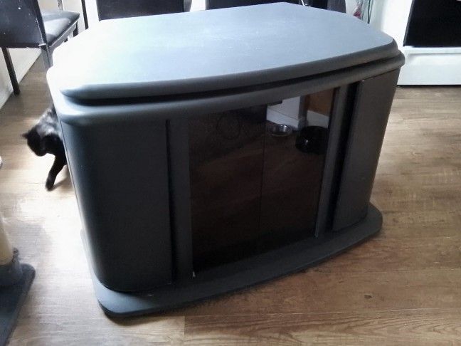 Swiveling TV Stand
