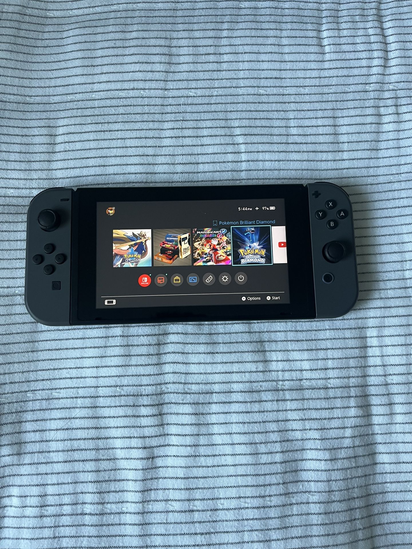 Nintendo Switch HAC-001 + Extra Controller + Pokémon Sword + Mario Kart Deluxe – Case Included!
