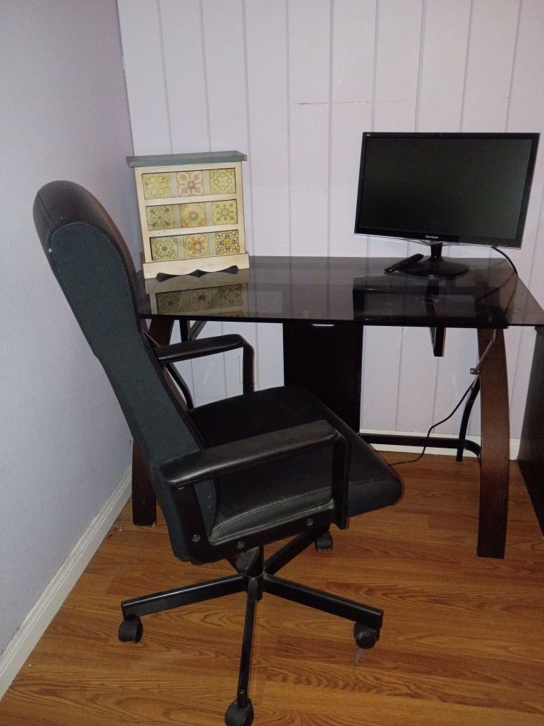 Desk and Desk Chair ((( PRICE DROP)))